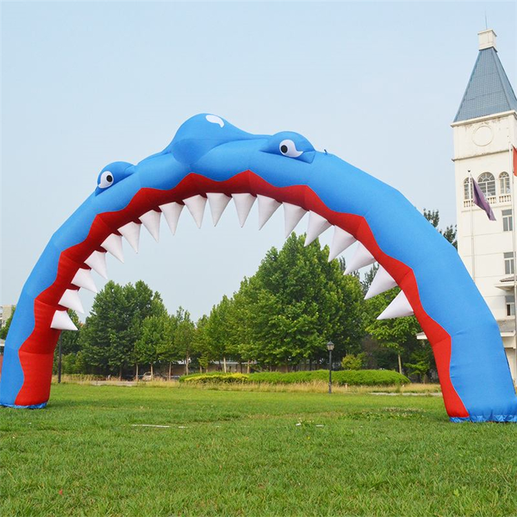 桂林鲨鱼广告拱门